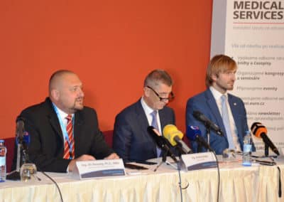 Prezident Unie s předsedou vlády Andrejem Babišem a ministrem zdravotnictví Adamem Vojtěchem